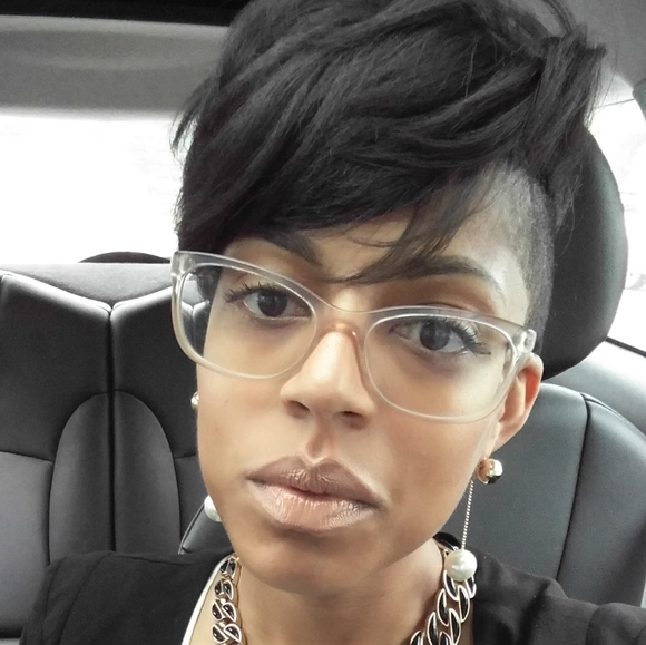 Meet your Posher, Courtney - Picture 1 of 1